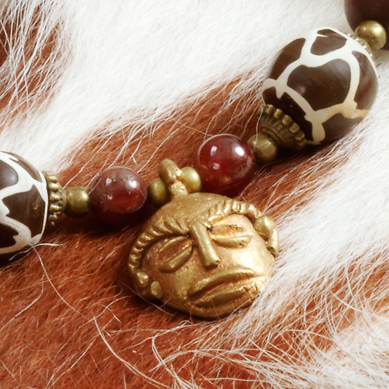 Halskette Jala, Detailansicht vom Bronzeanhänger in Form einer afrikanischen Maske