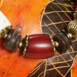 Armband Ayoka, Nahaufnahme der Bakelit-Walzen, Ebenholzscheiben und Metallperlen, vorn