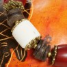 Armband Ayoka, Nahaufnahme der Horn-Tönnchen, Ebenholzscheiben und Metallperlen links