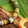 Schmuck Set Accra, Nahaufnahme der bemalten Pulverglasperlen, Taguascheiben und Metallperlen in der Halskette