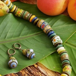 Schmuck Set Accra, Nahaufnahme der bemalten Pulverglasperlen, Taguascheiben und Metallperlen in der Halskette sowie Ohrringe