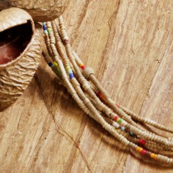 Halskette Jeli, Nahaufnahme der Ton- und Glasperlen links