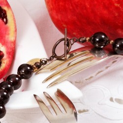 Schmuck-Set GranatApfel, Detailansicht vom antik-braunen Kettenverschluß Schmuck-Set GranatApfel, Detailansicht vom antik-braunen Kettenverschluß