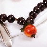 Schmuck-Set GranatApfel, Detailansicht vom Kettenanhänger aus Apfelkoralle, Kunststoffblatt und antik-braunem Metall