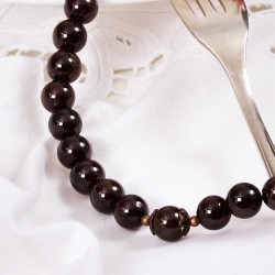 Schmuck-Set GranatApfel, Detailansicht der Granatperlen in der Kette vorn links Schmuck-Set GranatApfel, Detailansicht der Granatperlen in der Kette vorn links