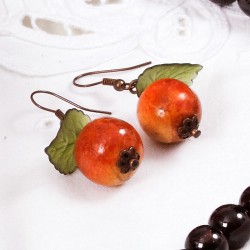 Schmuck-Set GranatApfel, Detailansicht der Ohrringe aus Apfelkoralle, Kunststoff und antik-braunem Metall Schmuck-Set GranatApfel, Detailansicht der Ohrringe aus Apfelkoralle, Kunststoff und antik-braunem Metall