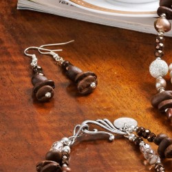 Schmuck-Set Cappucchino Bar, Detailansicht der Ohrringe aus Schliffkristallen und echten Kaffeebohnen Schmuck-Set Cappucchino Bar, Detailansicht der Ohrringe aus Schliffkristallen und echten Kaffeebohnen