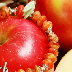 Armband Apfelrot, Detailansicht der Apfelkorallen-Rondelle rechts