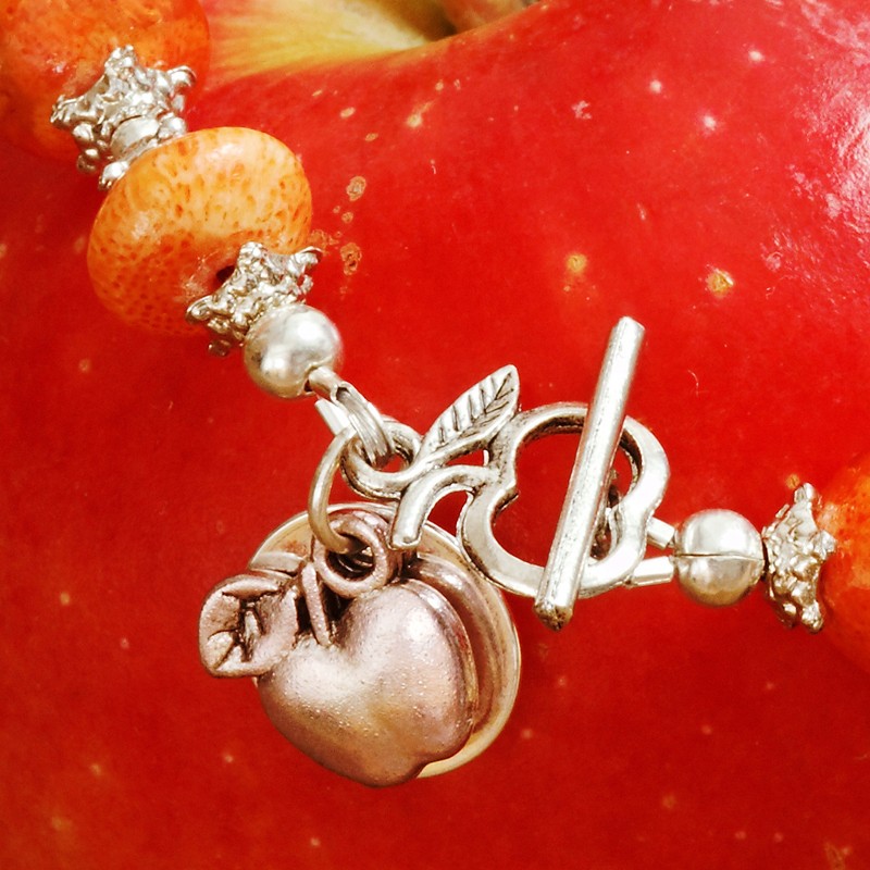 Armband Apfelrot, Detailansicht von Knebelverschluß und Apfel-Anhänger