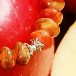 Armband Apfelrot, Nahaufnahme der Apfelkorallen-Rondelle und versilberten Metallperlen