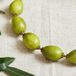 Schmuck-Set Olea, Detailansicht der Styropor-Olivenperlen links