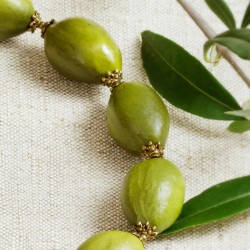 Schmuck-Set Olea, Detailansicht der Styropor-Olivenperlen rechts