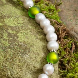 Halskette Aschenputtel, Detailansicht der lichtgrauen Zuchtperlen und der matt-grünen Muranoglas-Perlen