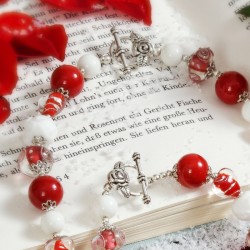 Schmuck-Set Schneeweißchen und Rosenrot, Detailansicht der Knebelverschlüsse Schmuck-Set Schneeweißchen und Rosenrot, Detailansicht der Knebelverschlüsse