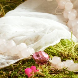 Halskette Kleine Elfe, Nahaufnahme der Rosenquarzperlen und einer Bleikristallperle mit Metallelementen Halskette Kleine Elfe, Nahaufnahme der Rosenquarzperlen und einer Bleikristallperle mit Metallelementen
