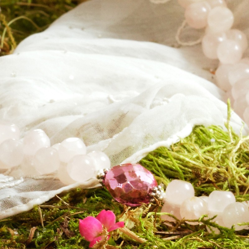 Halskette Kleine Elfe, Nahaufnahme der Rosenquarzperlen und einer Bleikristallperle mit Metallelementen