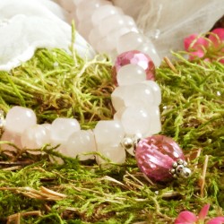 Halskette Kleine Elfe, Nahaufnahme des Bleikristall-Anhängers und der Rosenquarzperlen