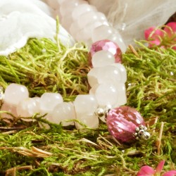 Halskette Kleine Elfe, Nahaufnahme des Bleikristall-Anhängers und der Rosenquarzperlen Halskette Kleine Elfe, Nahaufnahme des Bleikristall-Anhängers und der Rosenquarzperlen