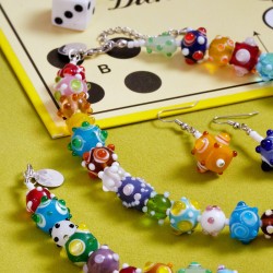 Schmuck-Set Dotty, Detailansicht von der Halskette links und vom Armbandverschluß Schmuck-Set Dotty, Detailansicht von der Halskette links und vom Armbandverschluß