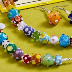 Schmuck-Set Dotty, Nahaufnahme der Lampenperlen in der Halskette links und im Armband Schmuck-Set Dotty, Nahaufnahme der Lampenperlen in der Halskette links und im Armband