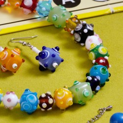 Schmuck-Set Dotty, Nahaufnahme der Lamperlen im Vorderteil der Kette und der Ohrringe Schmuck-Set Dotty, Nahaufnahme der Lamperlen im Vorderteil der Kette und der Ohrringe