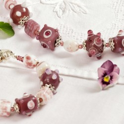 Schmuck-Set Violetta, Detailansicht Armband und Halskette vorn links Schmuck-Set Violetta, Detailansicht Armband und Halskette vorn links