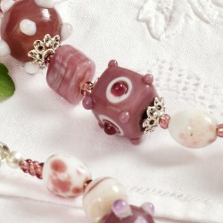Schmuck-Set Violetta, Nahaufnahme der Lampenperlen in der Halskette links