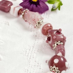 Schmuck-Set Violetta, Nahaufnahme der Lampenperlen in der Halskette rechts Schmuck-Set Violetta, Nahaufnahme der Lampenperlen in der Halskette rechts