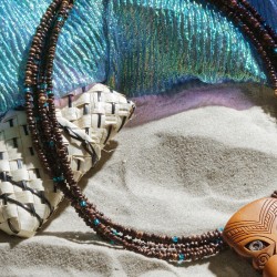 Halskette Wheku, Detailaufnahme der Kette links mit dunkelbraunen Kokos- und türkisfarbenen Rocaillesperlchen