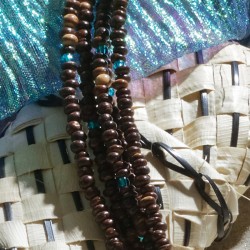 Halskette Wheku, Nahaufnahme der Kette links mit dunkelbraunen Kokos- und türkisfarbenen Rocaillesperlchen