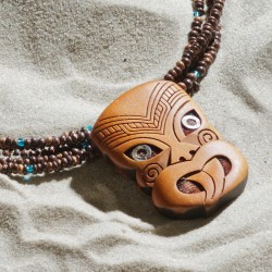 Halskette Wheku, Detailansicht des handgeschnitzten Wheku-Anhängers aus Kauri-Holz