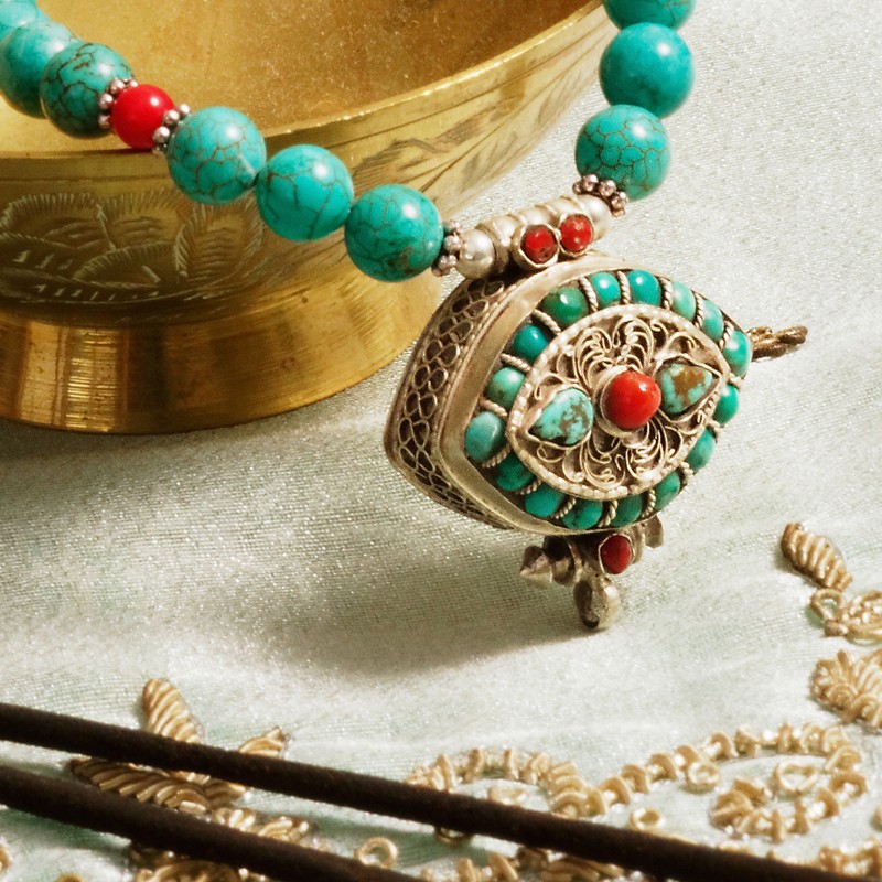 Halskette Gau, Detailansicht vom Tibetischen Gau aus Sterlingsilber als Kettenanhänger