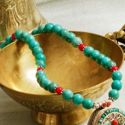Halskette Gau, Nahaufnahme vom Tibetischen Gau aus Sterlingsilber, Türkis- und Korallenperlen