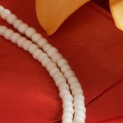 Halskette Barong, Detailansicht der Knochenperlen in der Kette rechts