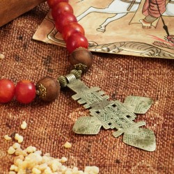 Halskette Lalibela, Detailansicht vom äthiopischen Kreuz als Kettenanhänger, Kaffeebaumholz- und Harzperlen