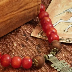 Halskette Lalibela, Nahaufnahme vom Vorderteil der Kette mit äthiopischem Kreuz-Anhänger, Kaffeebaumholz- und Harzperlen