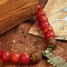 Halskette Lalibela, Nahaufnahme vom Vorderteil der Kette mit äthiopischem Kreuz-Anhänger, Kaffeebaumholz- und Harzperlen