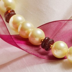 Schmuck-Set Viola, Nahaufnahme der Muschelkernperlen und Altglas-Rondelle