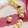 Schmuck-Set Viola, Nahaufnahme der Muschelkernperlen und Glasrondelle der Kette rechts