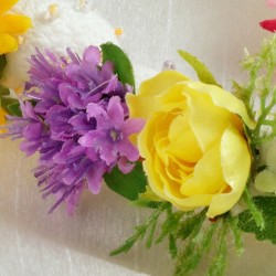 Schmuck-Set Floras Hochzeit, Nahaufnahme Seidenkokon mit violetter und gelber Stoffblüte