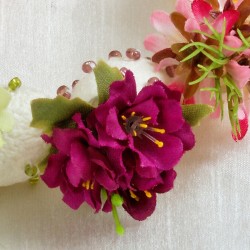 Schmuck-Set Floras Hochzeit, Nahaufnahme eines Seidenkokon mit rotvioletter Stoffblüte