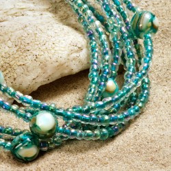 Armband Green Lagoon, Detailansicht der 7 Reihen mit Muschelchips-Kugeln und Rocailles Armband Green Lagoon, Detailansicht der 7 Reihen mit Muschelchips-Kugeln und Rocailles