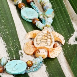 Halskette Tauchgang vor den Malediven, Nahaufnahme der aus Horn geschnitzten Schildkröte