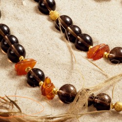 Schmuck-Set Gold des Meeres, Detailansicht der Rauchquarz-Kugeln und Bernstein-Nuggets in Kette und Armband Schmuck-Set Gold des Meeres, Detailansicht der Rauchquarz-Kugeln und Bernstein-Nuggets in Kette und Armband