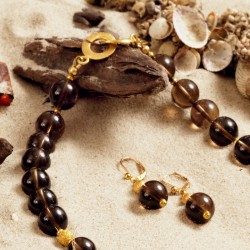 Schmuck-Set Gold des Meeres, Nahaufnahme vom vergoldeten Kettenverschluß und den Ohrringen Schmuck-Set Gold des Meeres, Nahaufnahme vom vergoldeten Kettenverschluß und den Ohrringen