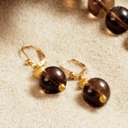 Schmuck-Set Gold des Meeres, Nahaufnahme der Ohrringe aus Rauchquarz- und vergoldeten "Sternenstaub"-Kugeln Schmuck-Set Gold des Meeres, Nahaufnahme der Ohrringe aus Rauchquarz- und vergoldeten "Sternenstaub"-Kugeln