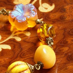Armband Bernsteinschatz, Detailansicht Glasblüte, Glasperle mit Helix-Schliff, Orangencalcit-Nugget und Howlith-Perle