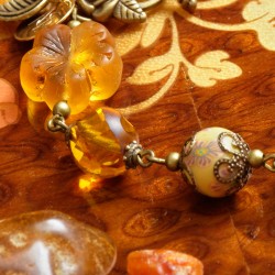 Armband Bernsteinschatz, Detailansicht Glasblüte, Glasperle mit Helix-Schliff und Millefiori-Perle aus Polymer Clay Armband Bernsteinschatz, Detailansicht Glasblüte, Glasperle mit Helix-Schliff und Millefiori-Perle aus Polymer Clay