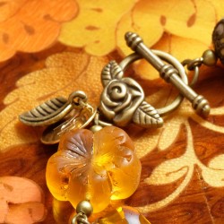 Armband Bernsteinschatz, Nahaufnahme des Ring-Stab-Verschluß nebst topazfarbener Glasblüte Armband Bernsteinschatz, Nahaufnahme des Ring-Stab-Verschluß nebst topazfarbener Glasblüte