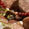 Halskette Chalis Well, Nahaufnahme der Edelsteinperlen links